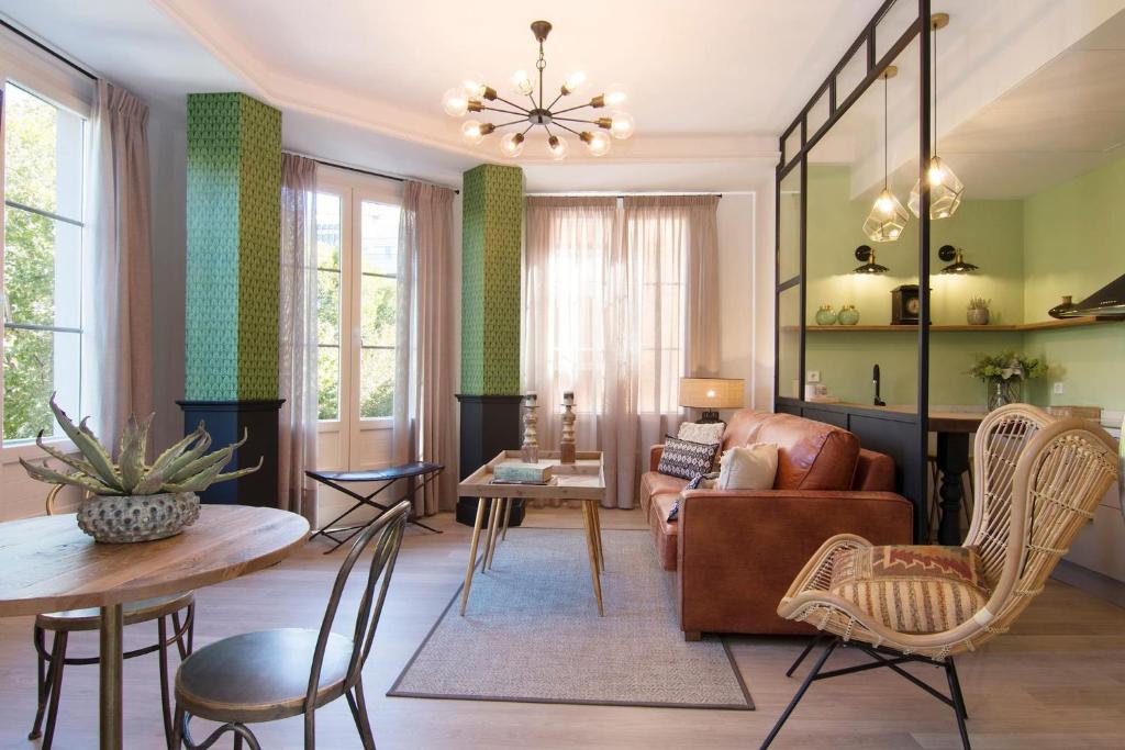 uma sala de estar com um sofá e uma mesa em Trinidad Deluxe 3 em Granada