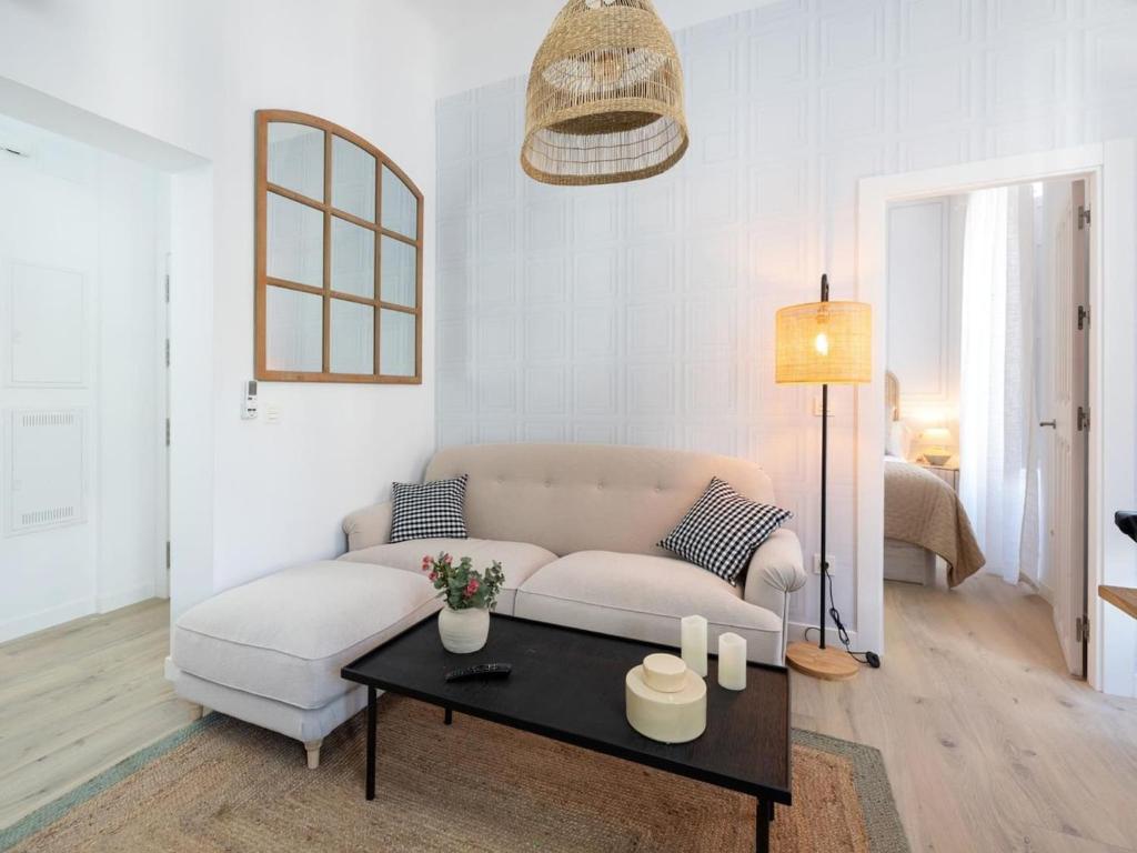 A seating area at Bright and Elegant Gran Via apartments