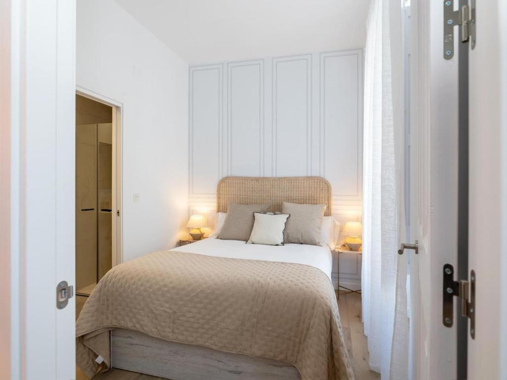 A bed or beds in a room at Bright and Elegant Gran Via apartments