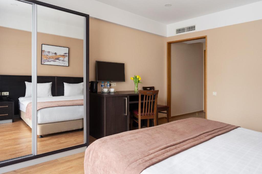 Postel nebo postele na pokoji v ubytování Sephia Hotel