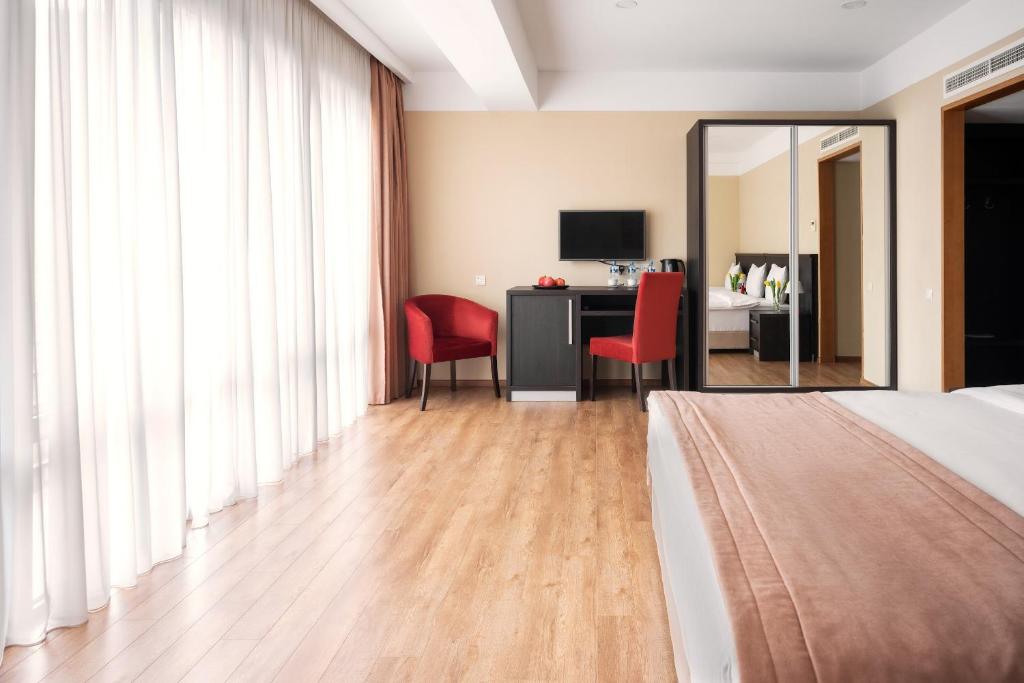 TV a/nebo společenská místnost v ubytování Sephia Hotel