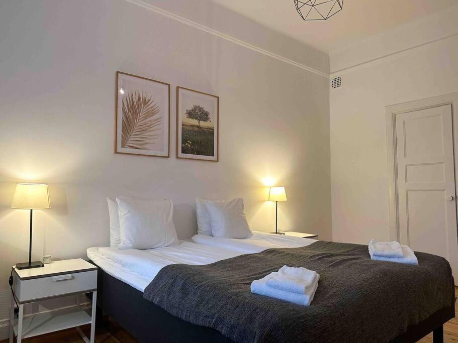 - une chambre avec un lit et 2 serviettes dans l'établissement Stay Inn Apartments Norrmalm, à Stockholm