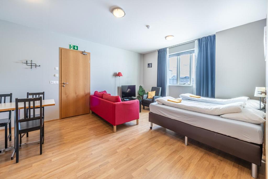 Rúm í herbergi á Stöð Guesthouse and apartments