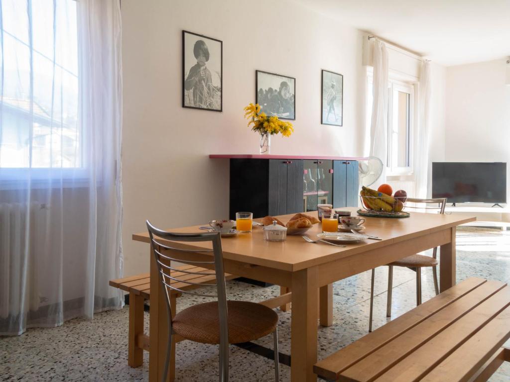 Televízia a/alebo spoločenská miestnosť v ubytovaní Enjoy Lenno