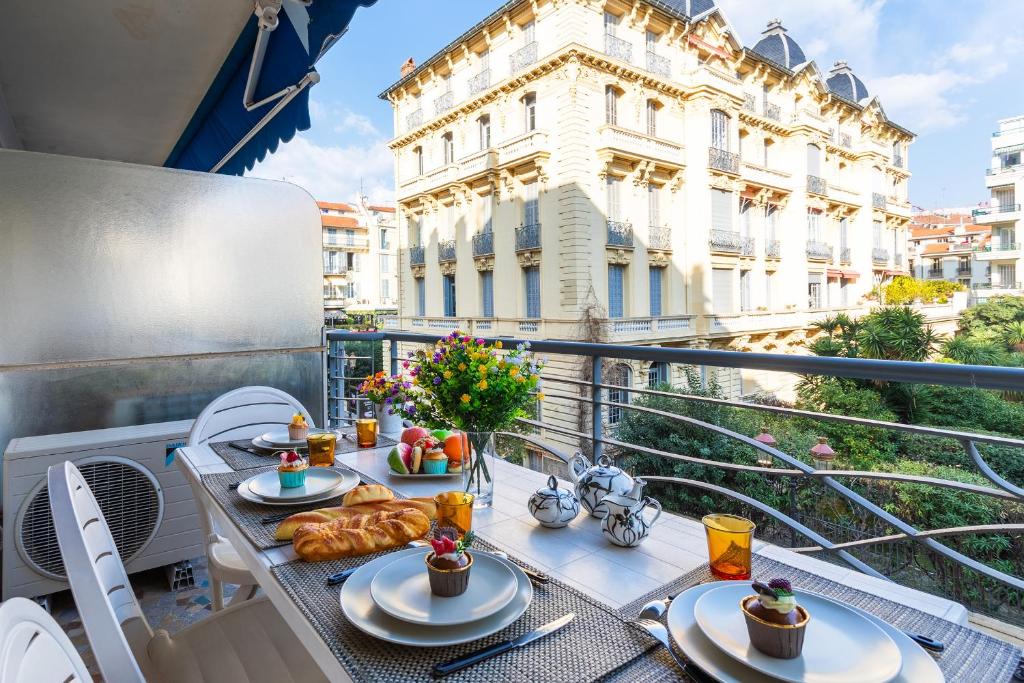 - un balcon avec une table et de la nourriture dans l'établissement LE FRANCE-MASSENET AP3015 by Riviera Holiday Homes, à Nice