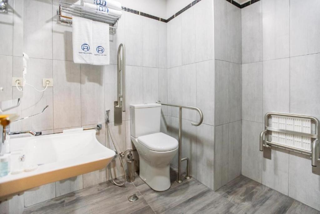 Koupelna v ubytování Sephia Hotel