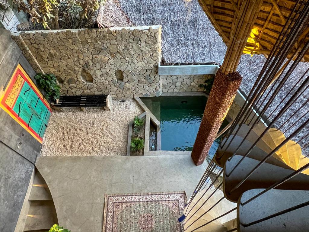 una vista aérea de una casa con piscina en Happiness Kulambo Villa El Nido en El Nido