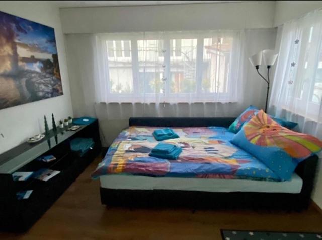 1 dormitorio con cama, escritorio y ventana en Natalies Hideaway en Thun