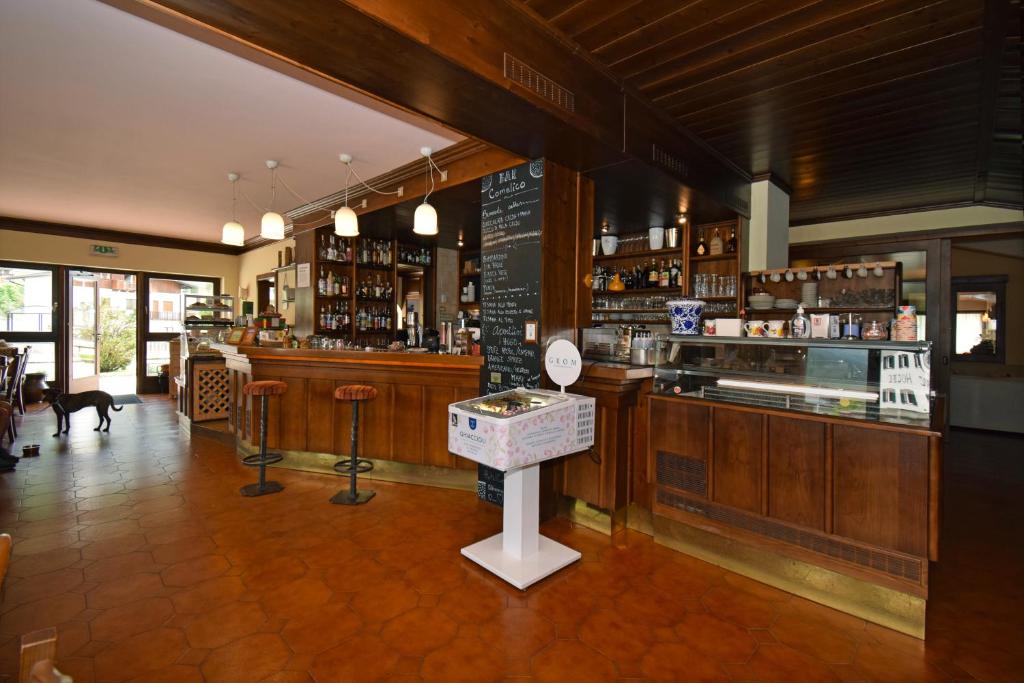 Lounge nebo bar v ubytování Hotel Comelico