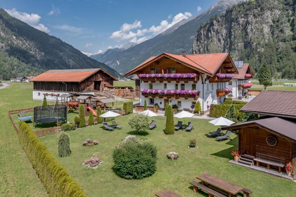 Nespecifikovaný výhled na hory nebo výhled na hory při pohledu z aparthotelu