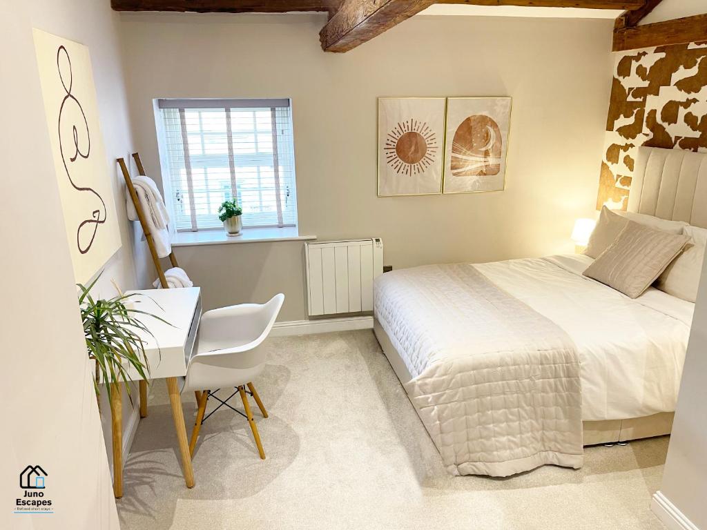 1 dormitorio con cama, mesa y escritorio en Character filled Courtyard Escape en Harrogate