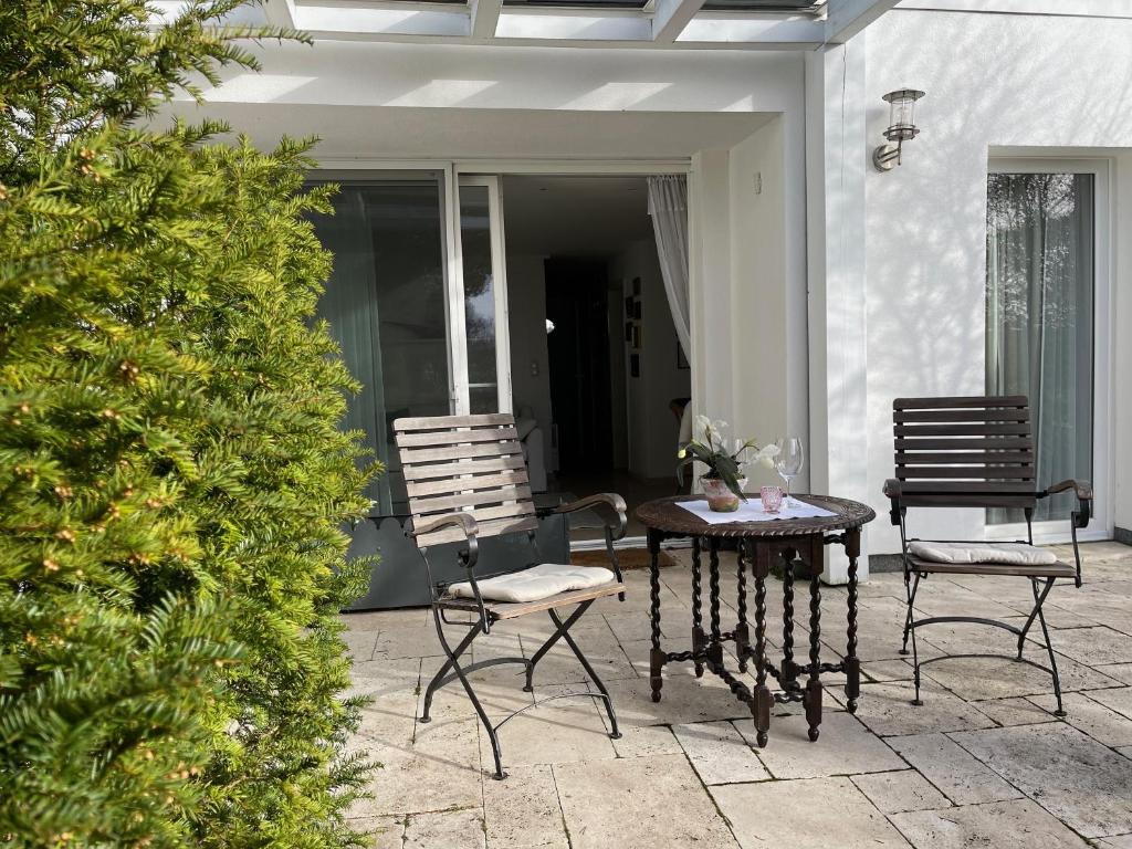 - une terrasse avec 2 chaises et une table dans l'établissement Strandgut, à Rostock