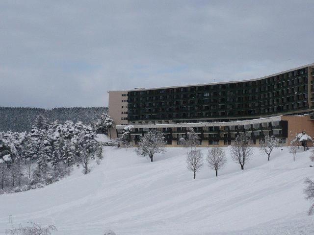 um edifício na neve com árvores em frente em Grand Studio VILLARD DE LANS Les Glovettes em Villard-de-Lans