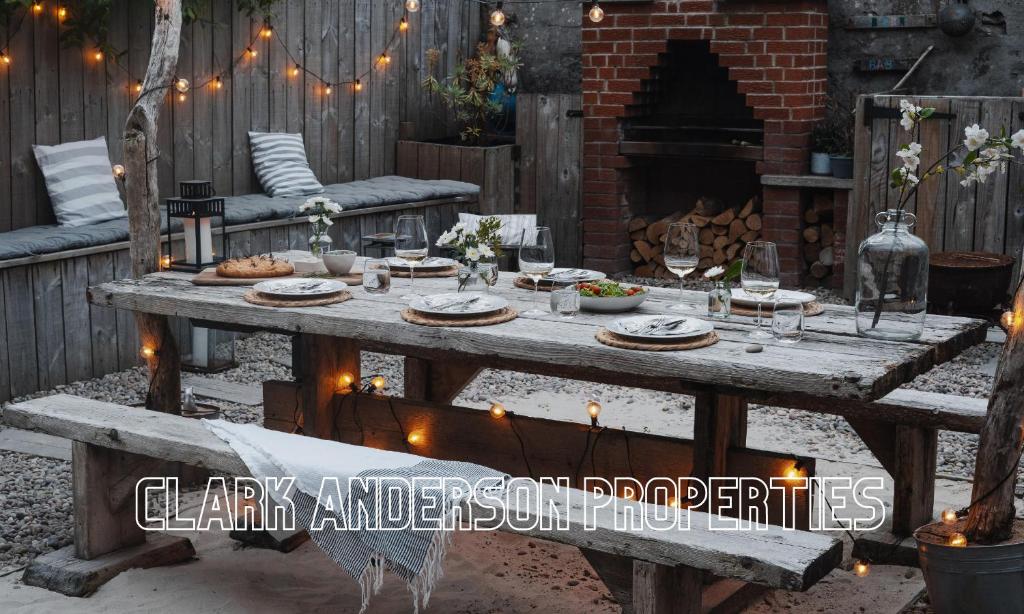 - une table de pique-nique en bois avec des lumières et une cheminée dans l'établissement Castle Beach, à Broughty Ferry