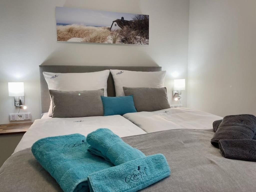 a bedroom with a bed with two towels on it at Ferienwohnung Kleine Auszeit in Neuhaus
