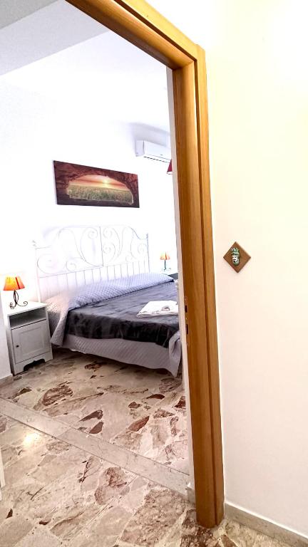 um quarto com uma cama e um espelho em Il Rifugio Storico in Piazza em Augusta