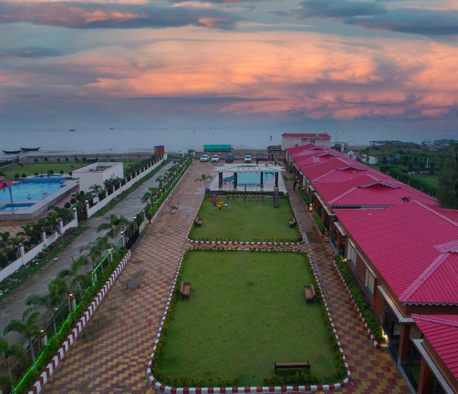 uma vista aérea de um resort com um parque infantil em Prasant Beach Resort em Mandarmoni