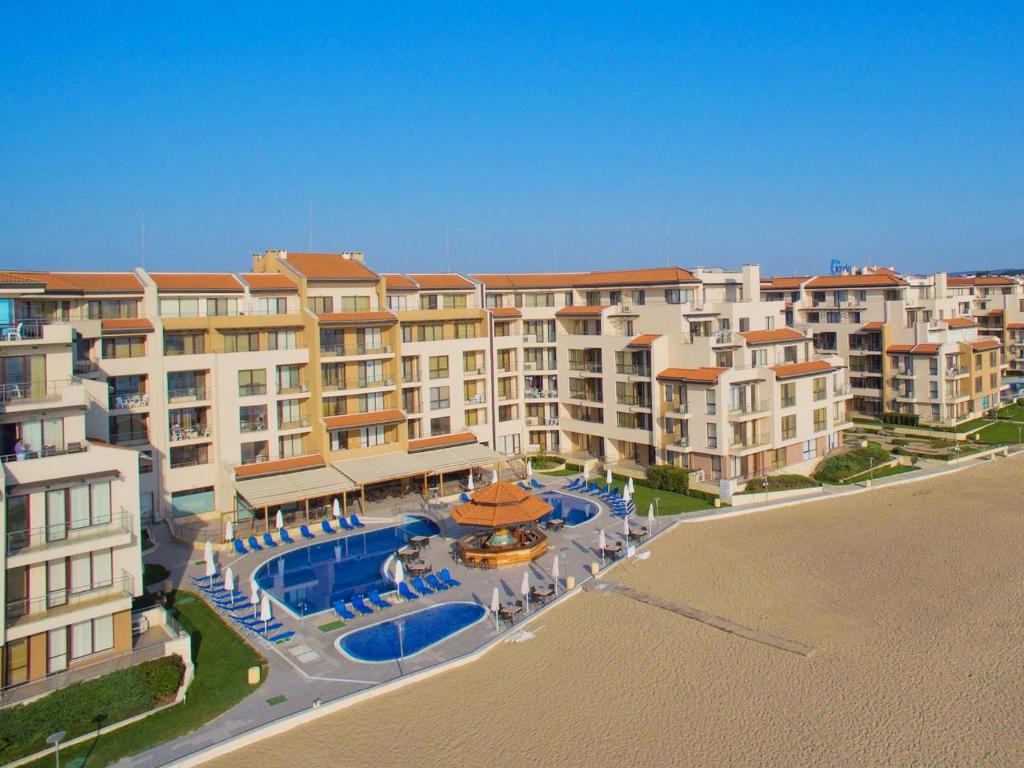 オブゾルにあるОбзор Бийч Апартаменти - Obzor Beach Apartmentsのプールのあるリゾートの航空写真