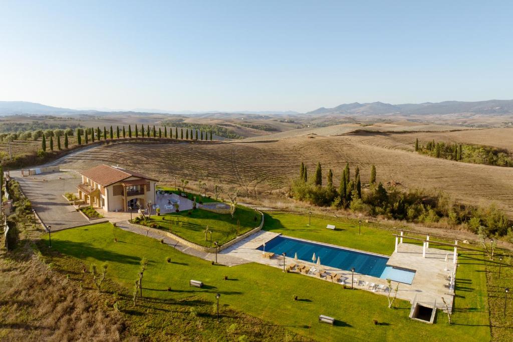 uma vista aérea de uma villa com piscina em Villa Etru - Volterra, Tuscany em Peccioli