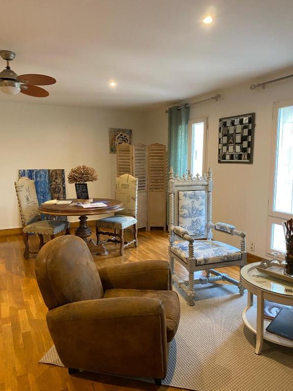 Posezení v ubytování Les Chambres d'Ovaline