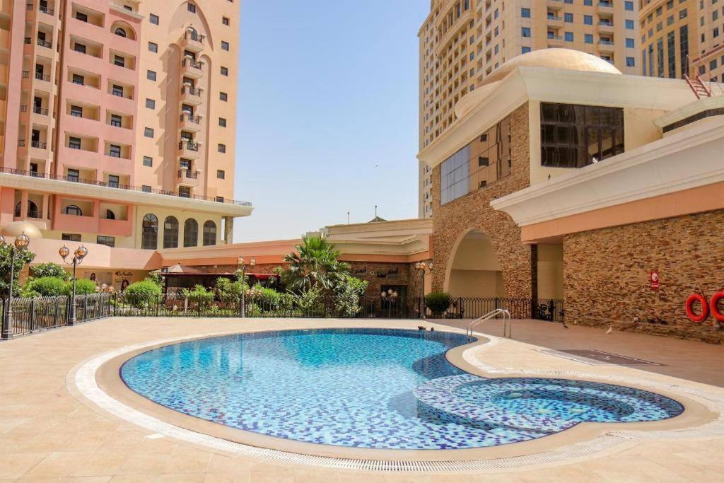 een groot zwembad in het midden van een gebouw bij Manzil - Studio Apartment in Dubai Silicon Oasis near Dubai Outlet Mall in Dubai