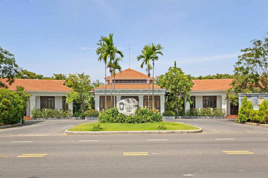 een lege weg voor een gebouw bij Luxury Villas - Danang Beach Resort in Da Nang