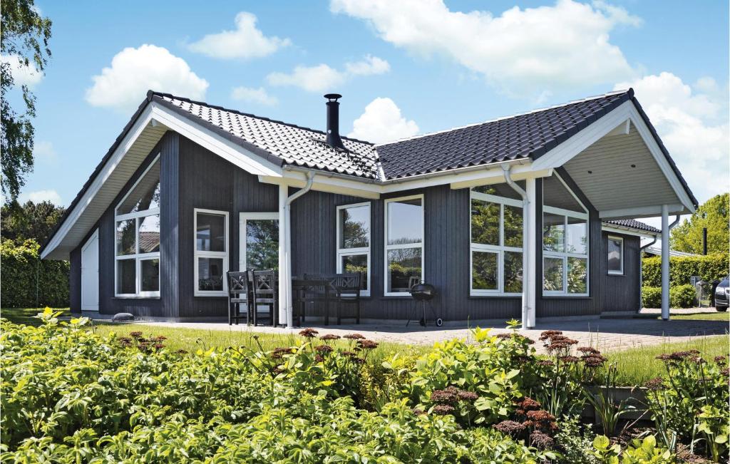 AsserballeskovにあるAwesome Home In Augustenborg With 3 Bedrooms And Saunaの窓付小屋造り