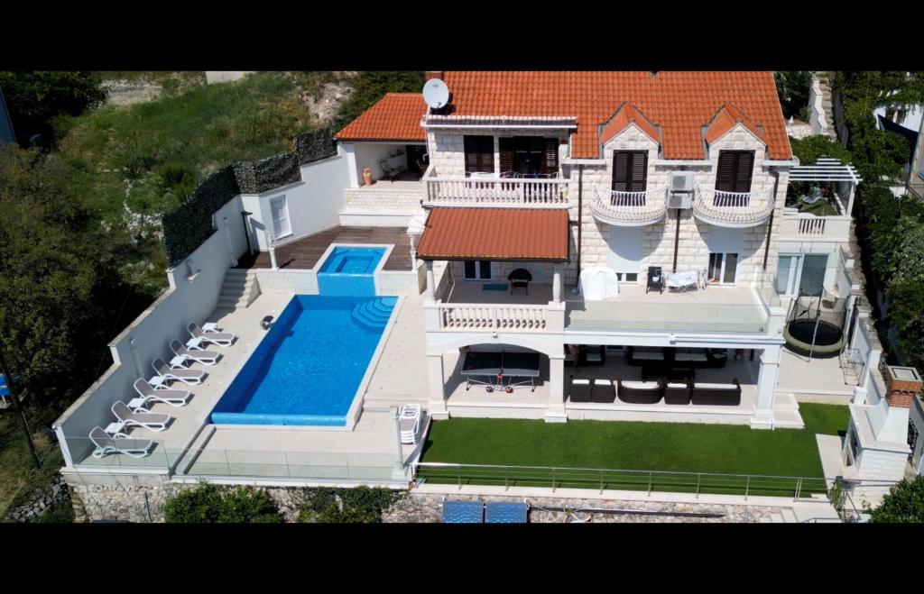 eine Luftansicht eines Hauses mit Pool in der Unterkunft Villa Arion in Mokošica