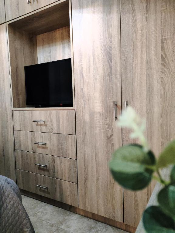 TV a/nebo společenská místnost v ubytování Bellos Corfu Center Apartment