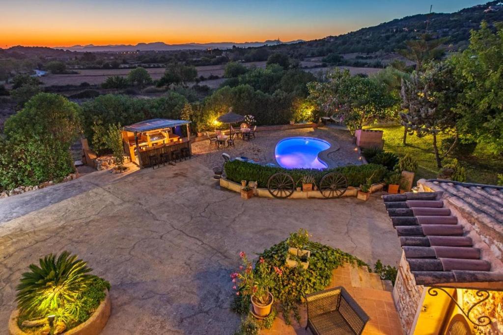 una vista aérea de un patio trasero con piscina en Can Ranqueta: Private Finca mit Pool, Außenküche und Barbecue, en Es Carritxo