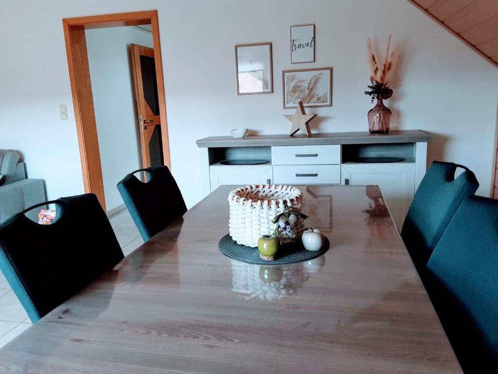 - un gâteau d'anniversaire assis sur une table dans une salle à manger dans l'établissement L'escapade, à Rimling