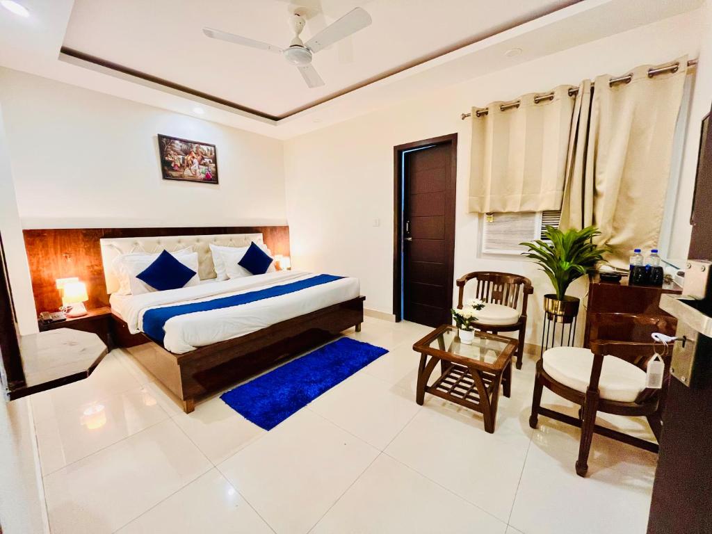 1 dormitorio con cama, escritorio y silla en The Pacific Grand Haridwar, en Haridwar