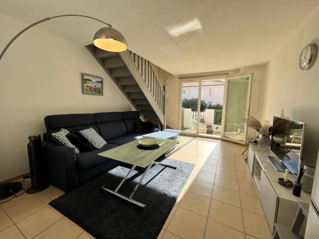 una sala de estar con un sofá y una mesa en Hag, en Valras-Plage