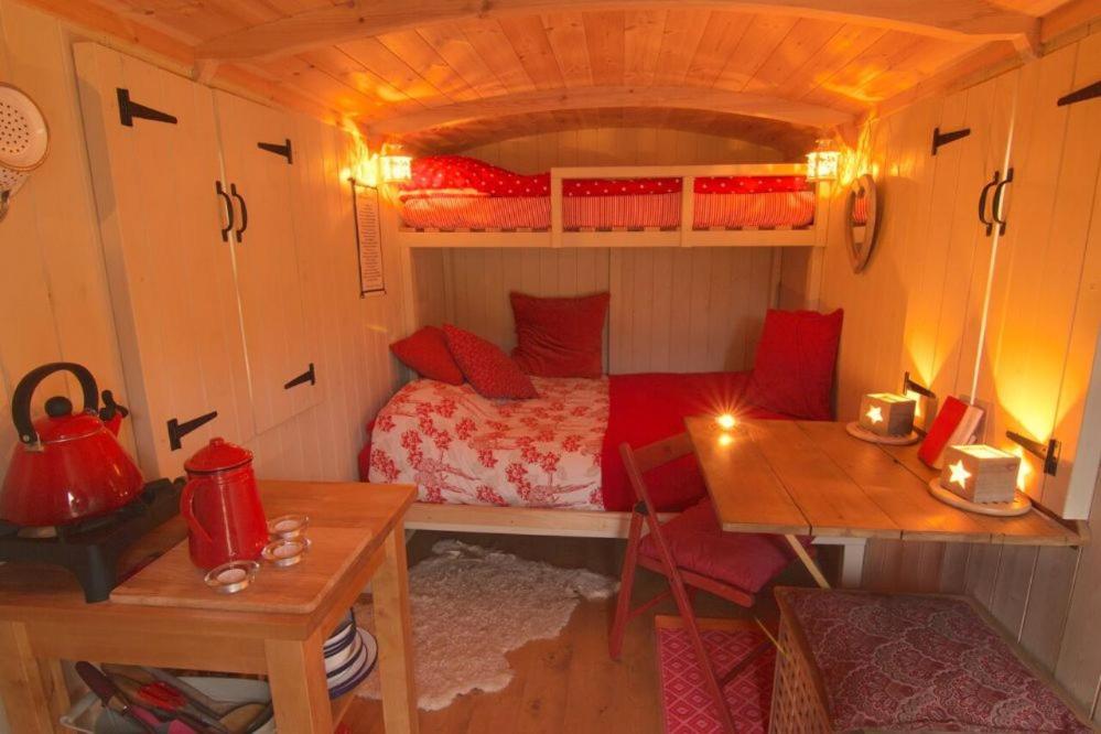 um pequeno quarto com uma cama e uma mesa em Nab Shepherd's Hut em Rydal