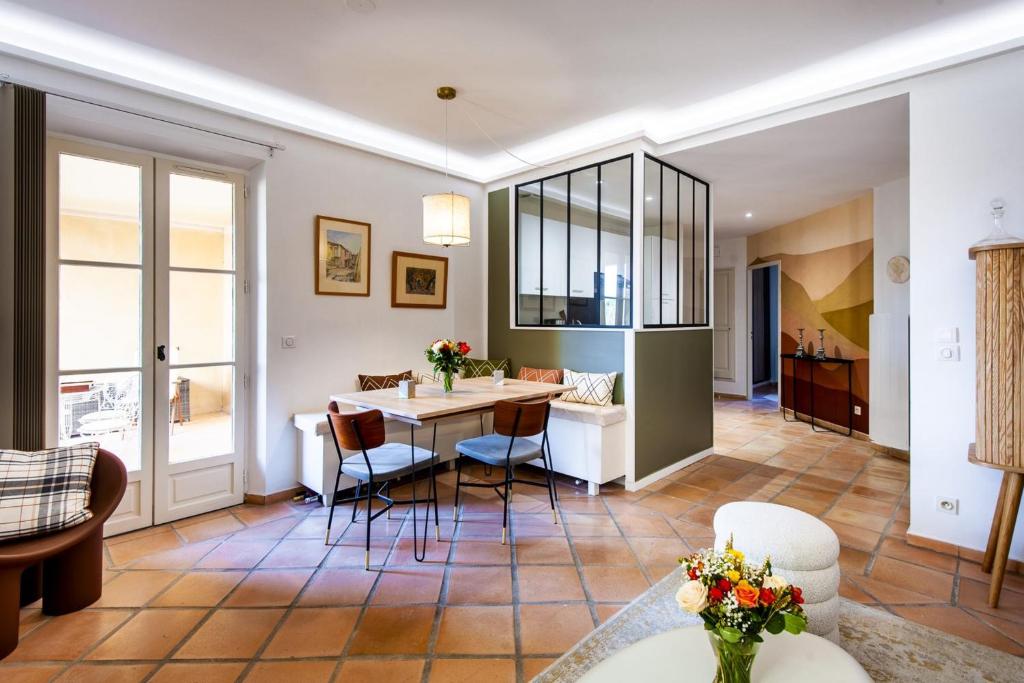 sala de estar con mesa y sillas en Luxury apartment in Pont Royal en Mallemort