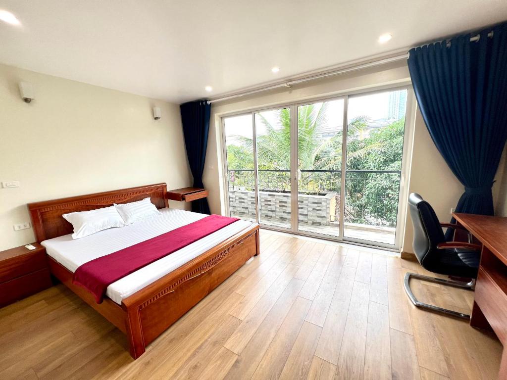 1 dormitorio con cama y ventana grande en Homestay yên bình tại Ecopark, en Cong Luận