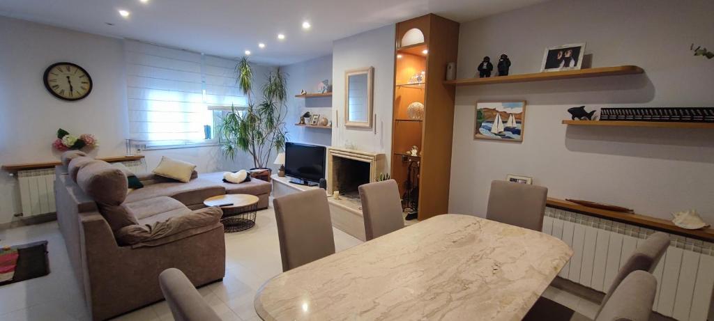een woonkamer met een bank en een tafel bij Casa Mar, with parking and ideal for families in Sant Feliu de Guixols