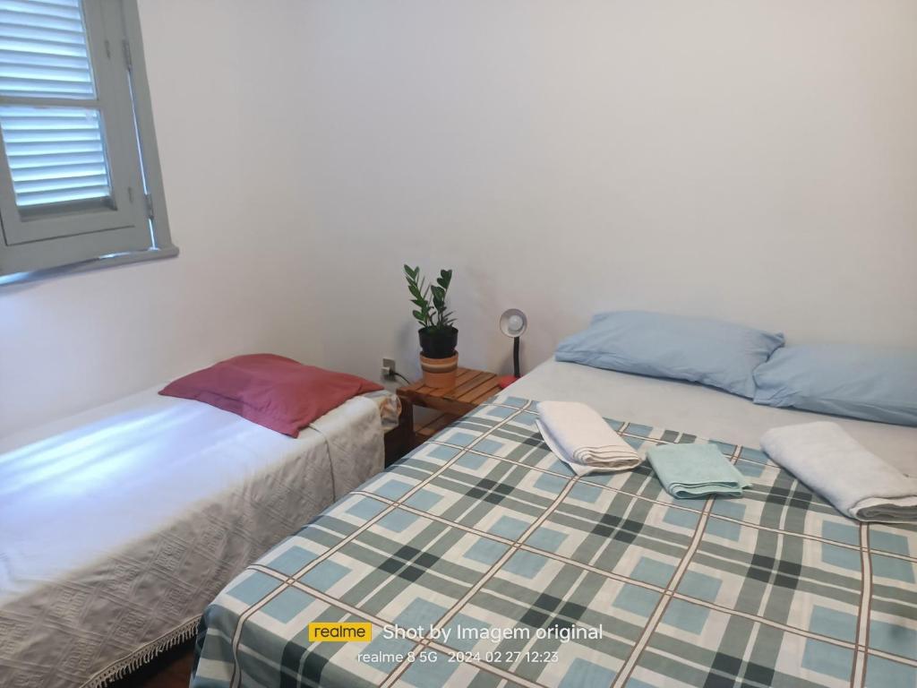 Voodi või voodid majutusasutuse Suíte no centro de Belo Horizonte toas