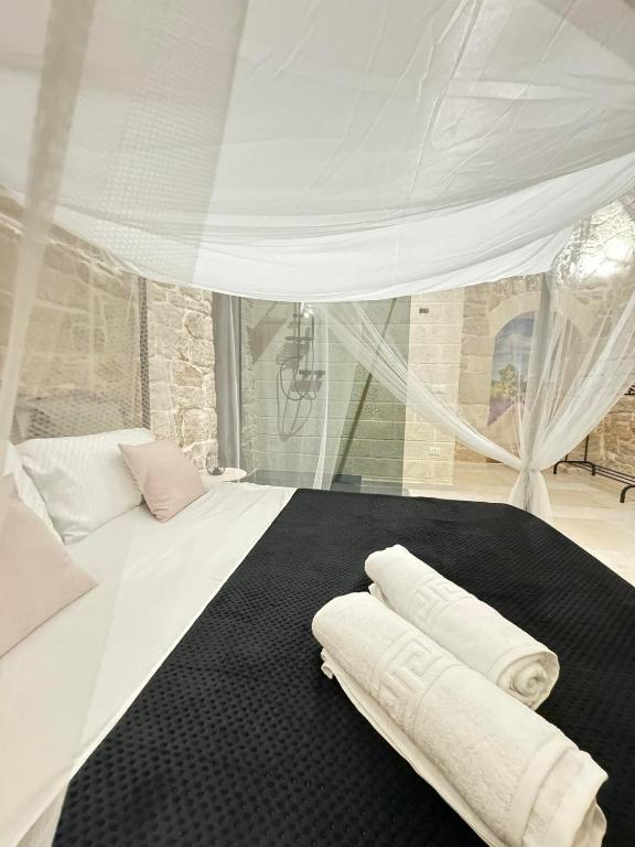 Postel nebo postele na pokoji v ubytování Amalè Suite 25 Medioevo Design