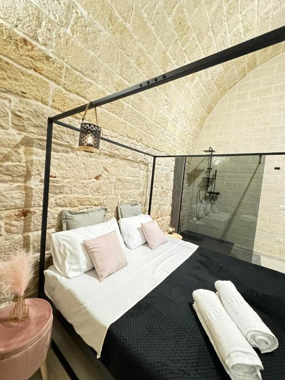 Postel nebo postele na pokoji v ubytování Amalè Suite 25 Medioevo Design