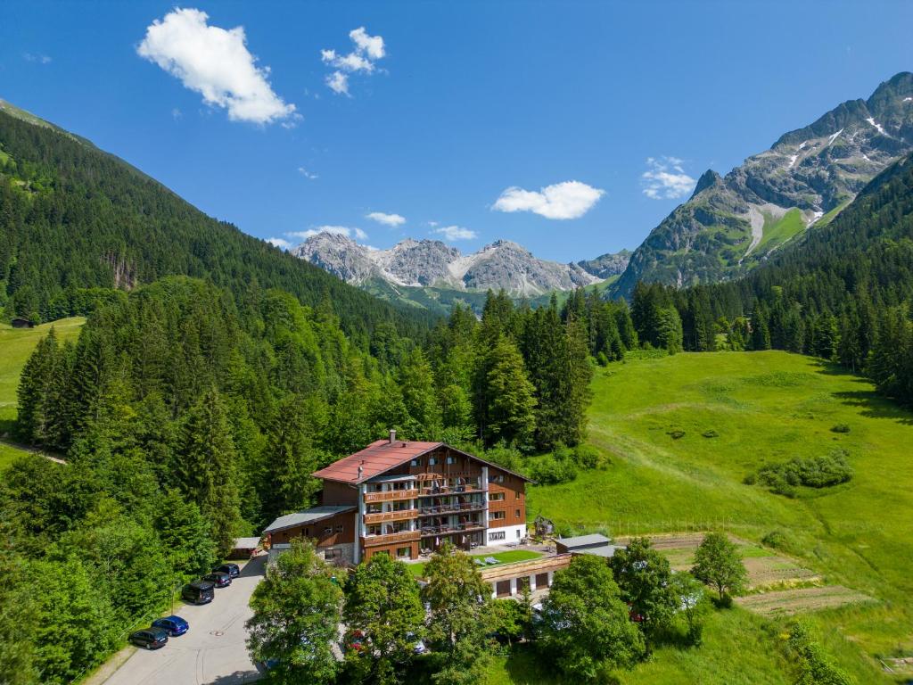 z góry widok na hotel w górach w obiekcie IFA Breitach Apartments Kleinwalsertal w mieście Mittelberg