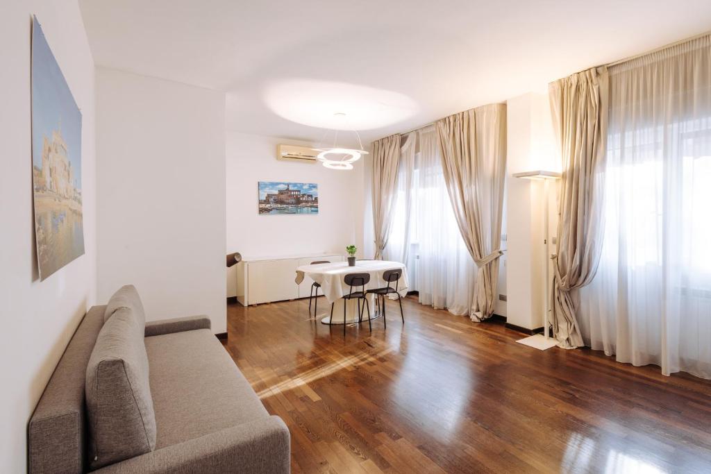 Piccinni Exclusive Suite في باري: غرفة معيشة مع أريكة وطاولة