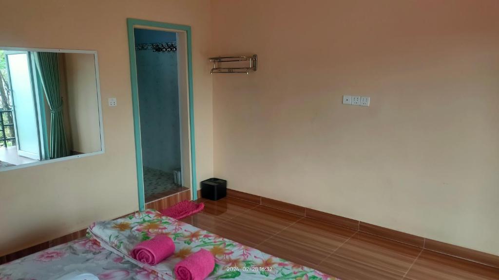 Postel nebo postele na pokoji v ubytování Mabuhay Guesthouse Kampot