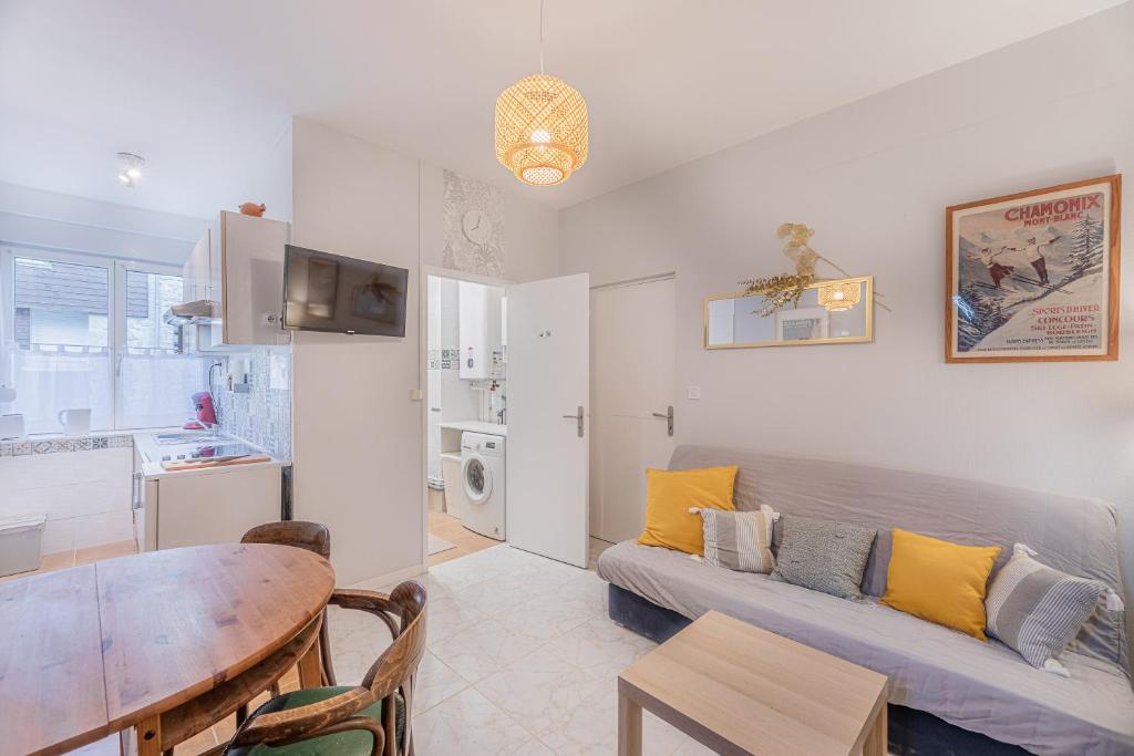 un salon avec un canapé et une table dans l'établissement Le Chardonnay - Studio à Lussault-sur-Loire, à Lussault-sur-Loire