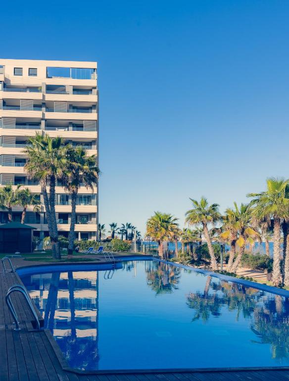 Bazén v ubytovaní Apartamento Premium con Jacuzzi y vistas al mar en Punta Prima, Torrevieja by Rentalole alebo v jeho blízkosti