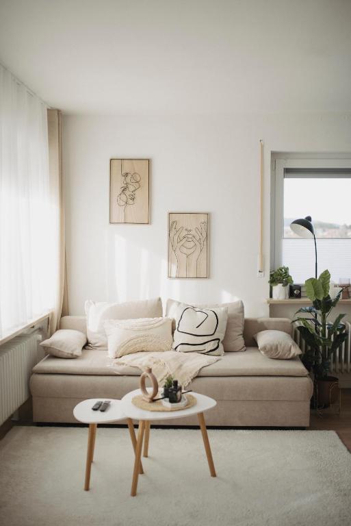sala de estar con sofá y mesa de centro en Stilvolle FeWo I 1 bis 4 Pers I Terrasse I WIFI en Lechbruck