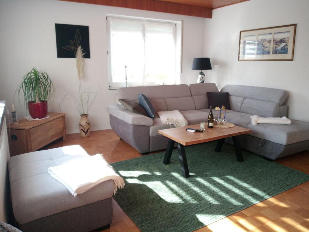 sala de estar con sofá y mesa en Ferienwohnung Schwalbennest, en Sommerach