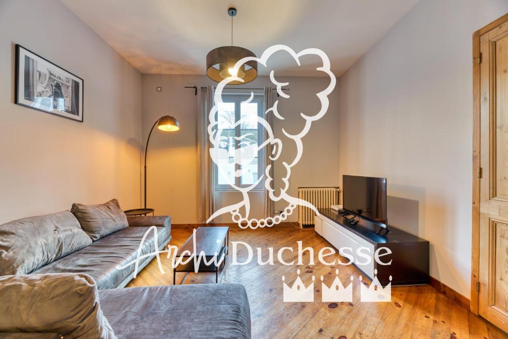 ein Wohnzimmer mit einem Sofa und einem TV in der Unterkunft Julie beau F6 rénové terrasse, parking Rouen in Grand-Couronne