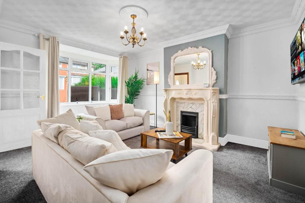 ein Wohnzimmer mit 2 Sofas und einem Kamin in der Unterkunft Luxurious 3 Bedroom House with Parking 73B - Top Rated - Netflix - Wifi - Smart TV in Holly Lane