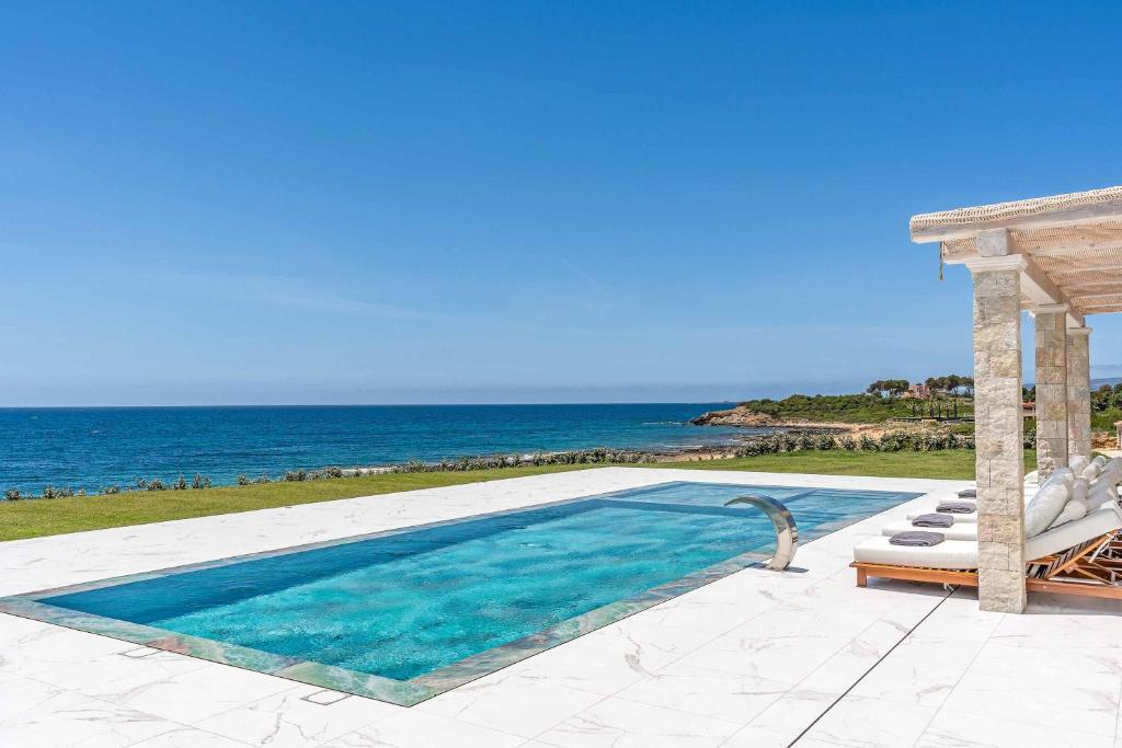 una piscina con vista sull'oceano di My Kefalonia Villa a Minia